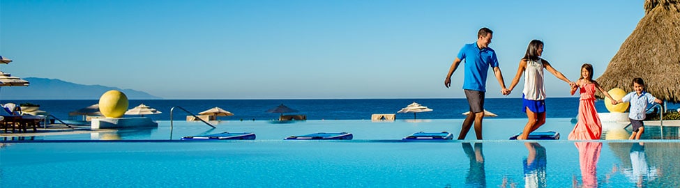 GRAN VENTA WEB Header Young Family walking along the edge of Gran Venta infinity pool